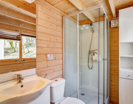 Comment faire une salle de bain cocooning dans un chalet ? Salle de bain chalet bois